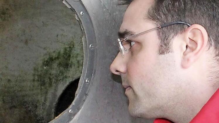 Alexander Pusch wirft einen Kontrollblick in die Waschanlage.