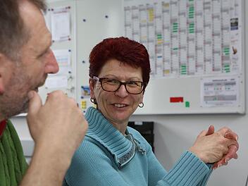 Betriebsratsvorsitzende Karin Wachter hatte in den vergangenen Wochen angesichts der Lage bei Loewe nicht oft Grund zum Lachen. Gemeinsam mit Betriebsseelsorger Eckhard Schneider (links) appelliert sie dazu, die Möglichkeit der Betriebsratswahl wahrzunehmen.  Fotos: Barbara Herbst