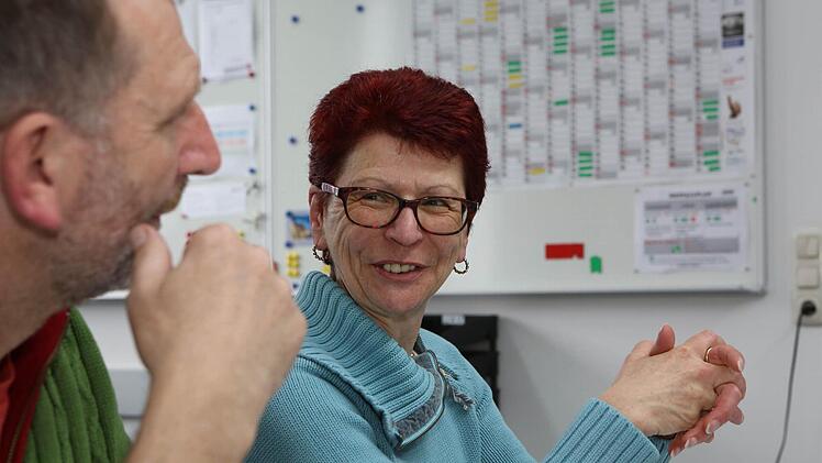 Betriebsratsvorsitzende Karin Wachter hatte in den vergangenen Wochen angesichts der Lage bei Loewe nicht oft Grund zum Lachen. Gemeinsam mit Betriebsseelsorger Eckhard Schneider (links) appelliert sie dazu, die Möglichkeit der Betriebsratswahl wahrzunehmen.  Fotos: Barbara Herbst