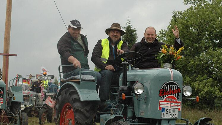 Pater Stanislaus (rechts) vom Kloster Kreuzberg freute sich über eine Spritztour mit Initiator Thomas Heinle. Fotos: Sebastian Schmitt-Mathea
