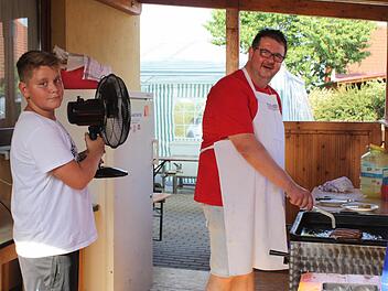 Grillmeister und Feuerwehrkommandant Wolfgang Seitz hatte mit Jungfeuerwehrler Daniel seinen eigenen "Belüfter". Foto: Sonja Werner