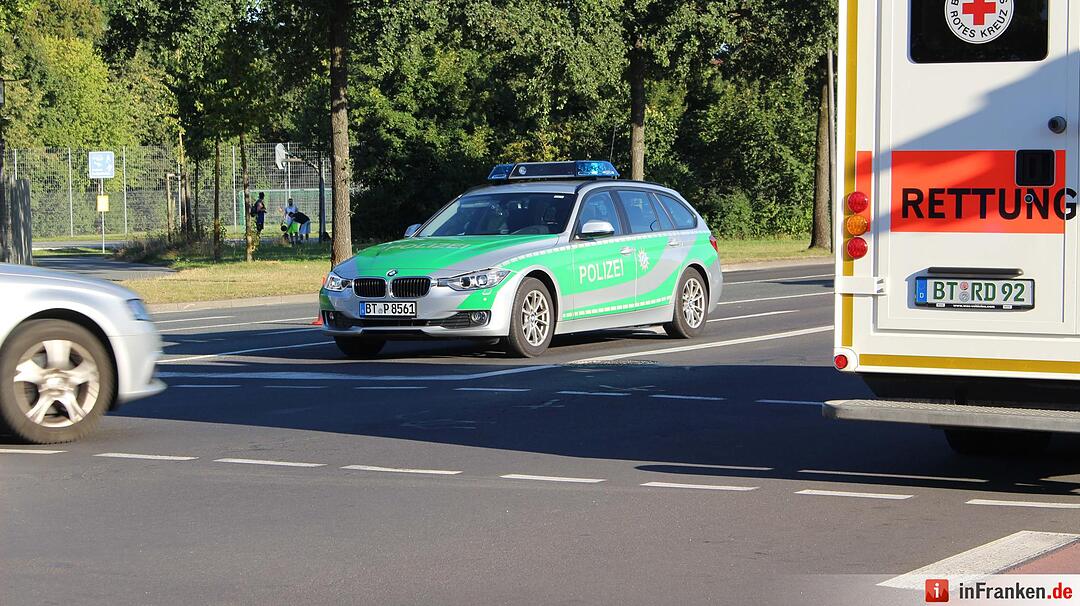 Frontalcrash zweier Pkw im Kreuzungsbereich - Beide Fahrerinnen schwer verletzt