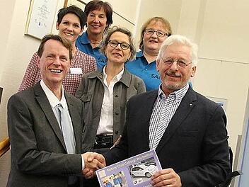 Gemeinsam für ein lebenswertes Leben: Johannes Kraft, Bettina Brückner, Elke Schmidt, Claudia Schlager, Martina Scholz und Dieter Sitzmann (von links). Die Rotarier Sitzmann und Schlager unterstützen mit ihrem Club die Palliativabteilung des Klinikums Coburg, die von Kraft geleitet wird. Foto: Christian Dreßel