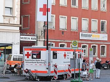 Auch der Sanitätsdienst war eine von vielen Kostenpositionen, die bei der Sandkirchweih immer teurer wurden.  Foto: Ronald Rinklef
