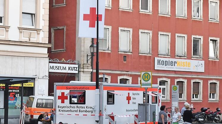 Auch der Sanitätsdienst war eine von vielen Kostenpositionen, die bei der Sandkirchweih immer teurer wurden.  Foto: Ronald Rinklef