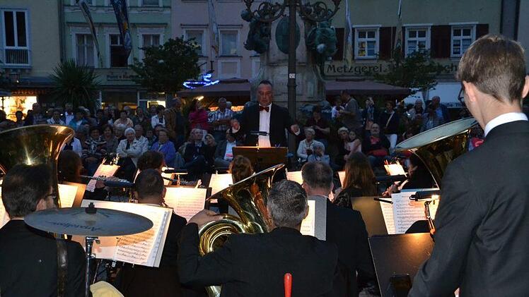 Die Kulmbacher waren in großer Zahl gekommen, um auf dem Marktplatz der Musik der Kasendorfer Konzert zu lauschen.