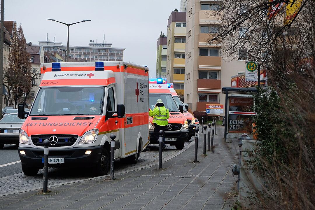 Feuerwehr rettet Mann aus brennendem Wohnhaus in Nürnberg