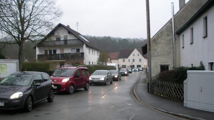 Derzeit häufig in Rosenbach zu sehen: Stau im Berufsverkehr Foto: petra Malbrich