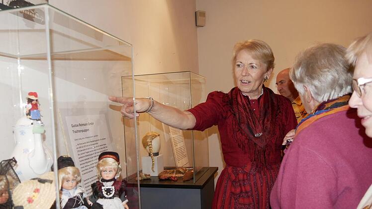 Gustav Reimanns Trachtenpuppen, die Hannelore Müller,  Vorsitzende des Museumvereins, immer wieder faszinieren.         Foto: Manja von Nida
