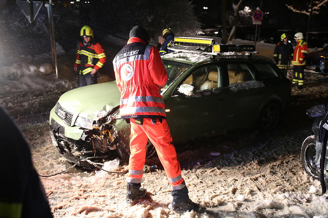 Naila: Schwerer Unfall auf glatter Straße - Fahrerin muss aus Auto geschnitten werden