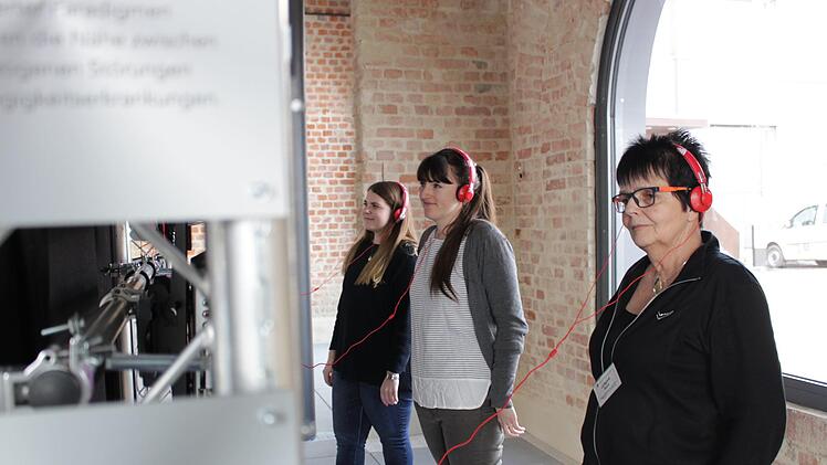 Die Ausstellerinnen (links) und Luitgart Kern (rechts). Foto: Yannick Hupfer