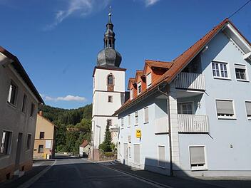 Parkflächen im Ortsbereich von Zeitlofs zu schaffen, ist ein Anliegen des  integrierten städtebaulichen Entwicklungskonzeptes (ISEK). Foto: Marion  Eckert