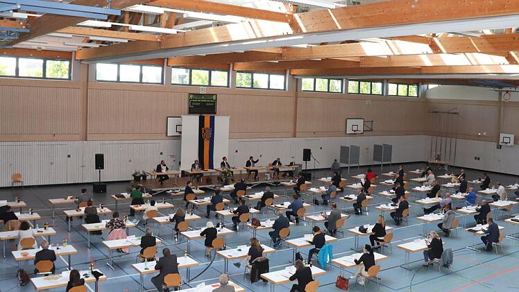 Wie schon bei der konstituierenden Sitzung (Foto) kam der Kreistag auch am Montag  in der Adelsdorfer Aischgrundhalle zusammen.  Foto: Johanna Blum