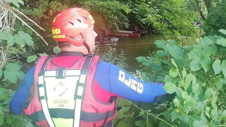 Frau in Erlangen von verwilderter Insel in der Regnitz gerettet