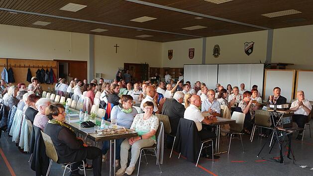 Nahezu voll besetzt war die Halle im Haus des Gastes in Oberbach anlässlich des Kommersabends des Rhönklub Zweigverein Oberbach. Foto: Marion Eckert