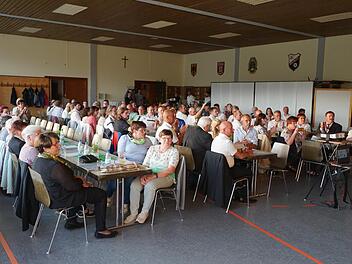 Nahezu voll besetzt war die Halle im Haus des Gastes in Oberbach anlässlich des Kommersabends des Rhönklub Zweigverein Oberbach. Foto: Marion Eckert