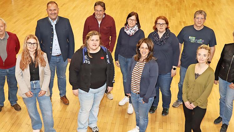 Ehrenvorsitzender Heinrich Stengel (links) und Zweiter B&uuml;rgermeister Matthias M&uuml;ller (3. v. l.) mit einem Teil des Vorstandsteams (v. l.): Kerstin Dechant, Birgit Langer, Johannes Schofer, Mira Knorr, Manuela Trebeck, Nicole Denscheilmann, J&uuml;rgen ...