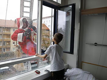 Klinikum Fürth: Fliegende Nikoläuse überraschen kranke Kinder - Besuch durchs Fenster