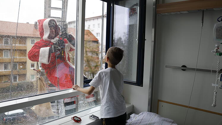 Besuch durchs Fenster: Nikoläuse überraschen Kinder in fränkischem Klinikum