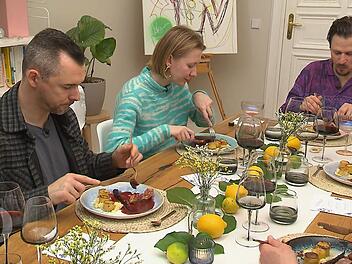 Andächtig genießen Theresa, Benni (links) und Heiko Matos (rechts) Hauptgang: Entenbrust mit Portwein-Brombeersoße, Pommes Fondantes und Pastinakenpüree.