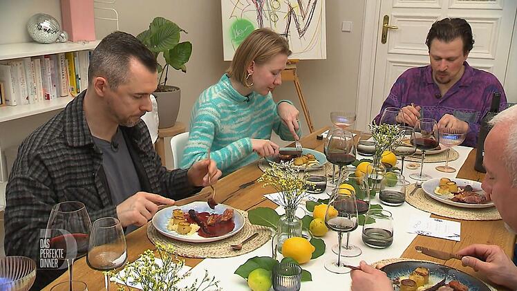 Andächtig genießen Theresa, Benni (links) und Heiko Matos (rechts) Hauptgang: Entenbrust mit Portwein-Brombeersoße, Pommes Fondantes und Pastinakenpüree.