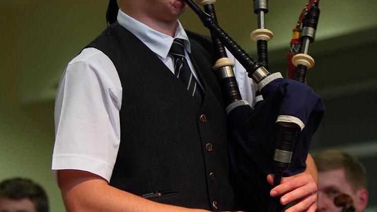 Scott Barrie leitete mit dem Dudelsack das Konzert ein.