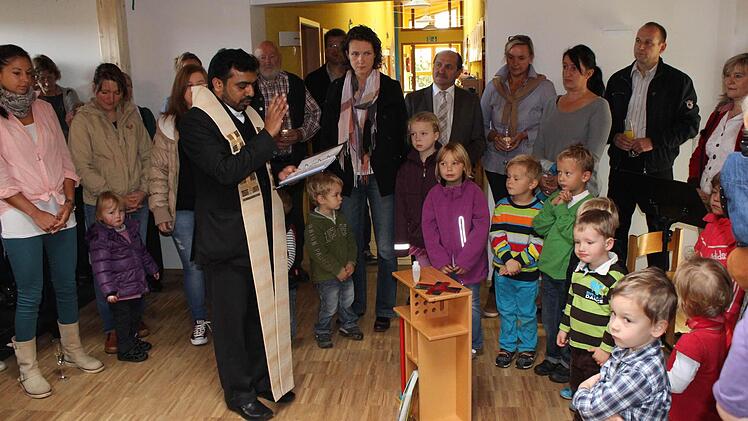 Kaplan Solomon Sahyarai segnet im Beisein der Kleinen und der Ehrengäste die neuen Krippenräume.