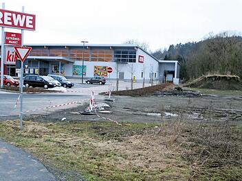 Auf der Fläche neben dem Rewe-Markt soll ein Gesundheitszentrum entstehen. Foto: Michael Wunder