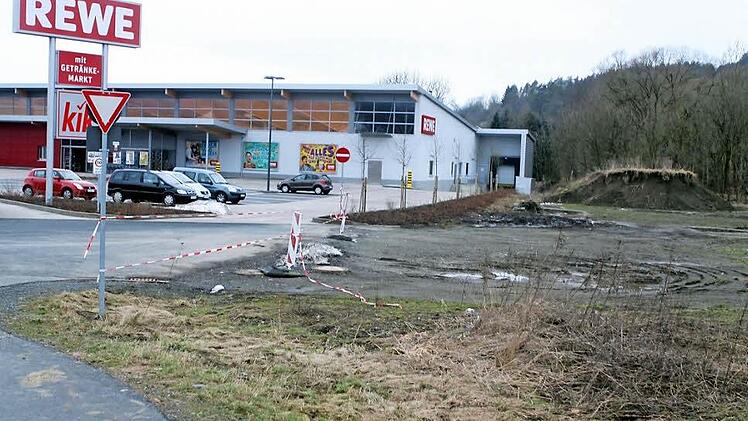 Auf der Fläche neben dem Rewe-Markt soll ein Gesundheitszentrum entstehen. Foto: Michael Wunder