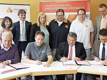 Sie sind neu beim Betreuungsnetzwerk. Im Bild von links, sitzend: Rainer Kober (Kober High Quality Porcelain), Mario Münch (Elektrotechnik Münch), Jürgen Wittmann (Kanzlei Wittmann), Christian Grebner (AOK), stehend von links: Projektmitarbeiterin Barbara Richter, BRK-Kreisgeschäftsführer Roland Beierwaltes, Netzwerkmanagerin Antje Angles, Ulrich und Peter Müller (Backhaus Müller) und Hubert Carl (AOK).  Foto: Veronika Schadeck