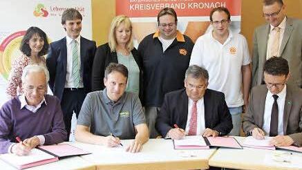 Sie sind neu beim Betreuungsnetzwerk. Im Bild von links, sitzend: Rainer Kober (Kober High Quality Porcelain), Mario Münch (Elektrotechnik Münch), Jürgen Wittmann (Kanzlei Wittmann), Christian Grebner (AOK), stehend von links: Projektmitarbeiterin Barbara Richter, BRK-Kreisgeschäftsführer Roland Beierwaltes, Netzwerkmanagerin Antje Angles, Ulrich und Peter Müller (Backhaus Müller) und Hubert Carl (AOK).  Foto: Veronika Schadeck