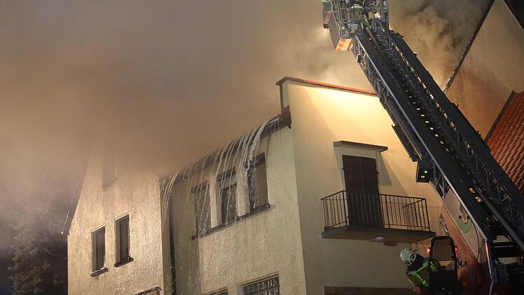 In Grub am Forst (Landkreis Coburg) brannte in der Nacht auf Montag ein Mehrfamilienhaus. Foto: Michael Stelzner