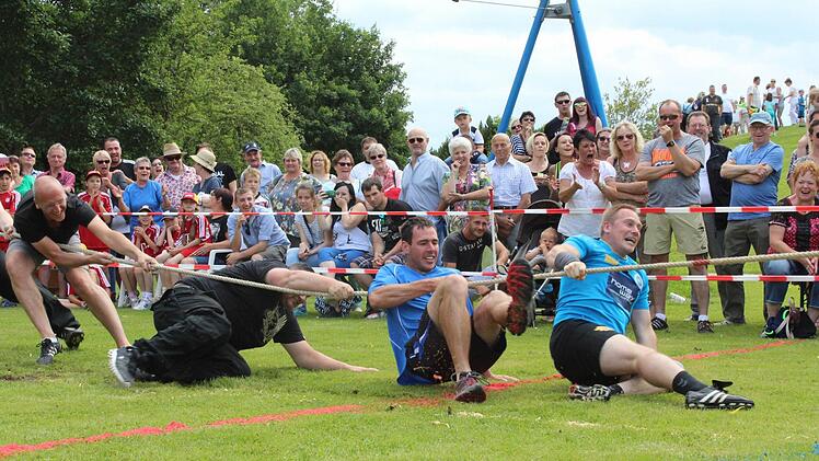 Und schon liegt das LAV 02-Team mit Kulturamtsleiter Andr&eacute; R&ouml;ttger (rechts) am Boden. Foto: Manja von Nida