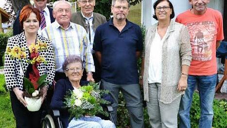 Herbert und Erna Becker im Kreis von Familie und Gratulanten. Im Bild (von links) stellvertretende Landrätin Christina Flauder, Bürgermeister Stefan Schaffranek, das Jubelpaar, Stadtrat Horst Zahr, Sohn Klaus Becker, Tochter Silvia Grebner und Sohn Markus Becker Foto: Uschi Prawitz