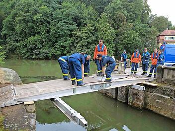 Die Behelfsbrücke wird montiert. Fotos: RiegerPress