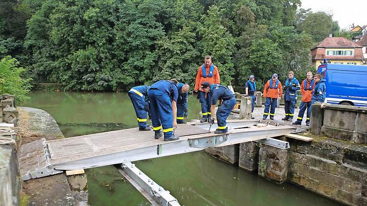 Die Behelfsbrücke wird montiert. Fotos: RiegerPress