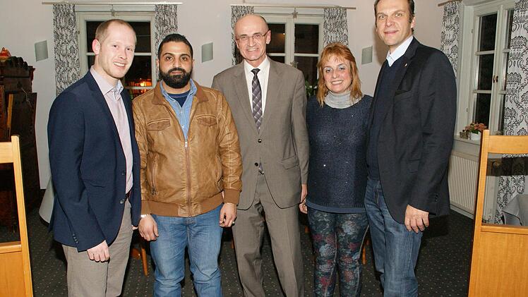 Über die Flüchtlingsintegration berichteten beim Lions-Club Haßberge (von links) Bildungskoordinator Nelson Müller, der syrische Flüchtling Kareem Aldbitat, Landrat Wilhelm Schneider und Dolmetscherin Siza Zaby. Rechts: Lions-Präsident Georg Hiernickel