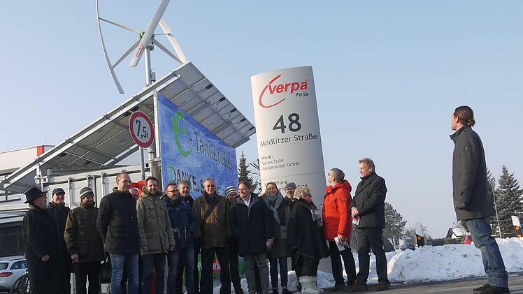 Blick nach oben: Zahlreiche Vertreter von Kommunen und Behörden haben sich gestern von Thomas Endres (rechts) die Funktionsweise der autarken Energestation bei der Firma Verpa erklären lassen. Foto: Berthold Köhler