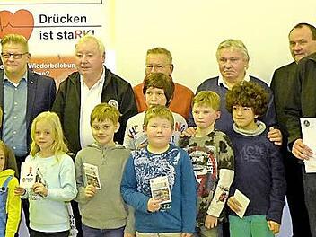 Ihre Ausbildungsnachweise erhielten Mitglieder der Jugendgruppe der Kulmbacher Wasserwacht. Mit im Bild auch der neue stellvertretende Technische Leiter Fabio H&uuml;hnlein (Dritter von rechts) Foto: privat