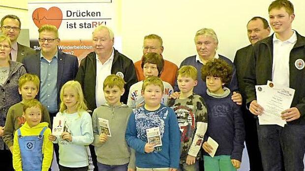 Ihre Ausbildungsnachweise erhielten Mitglieder der Jugendgruppe der Kulmbacher Wasserwacht. Mit im Bild auch der neue stellvertretende Technische Leiter Fabio H&uuml;hnlein (Dritter von rechts) Foto: privat