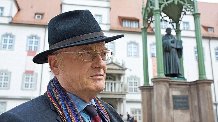 Friedrich Schorlemmer auf dem Wittenberger Marktplatz. Im Hintergrund: Das Luther-Denkmal von 1821. Foto: Oliver Mark
