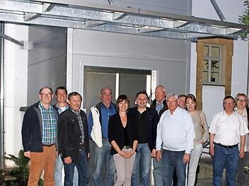 Das neue Dach am Lift im Innenhof macht es möglich: Bewohner und Personal des Altenheims der Flenderschen Spitalstiftung kommen trockenen Fußes zum nächsten Eingang. Der Förderverein (hier der Vorstand) hatte die Ausgaben von 6000 Euro übernommen.  Foto: Carsten Höllein