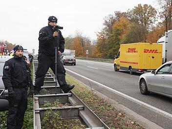 Passiert ein Unfall, ist dieses Bild mittlerweile Alltag. Die jeweilige Polizei filmt die vorbeifahrenden Autos, um festzuhalten, ob Gaffer die Unfallopfer filmen. Symbolbild: Christoph Reichwein/dpa
