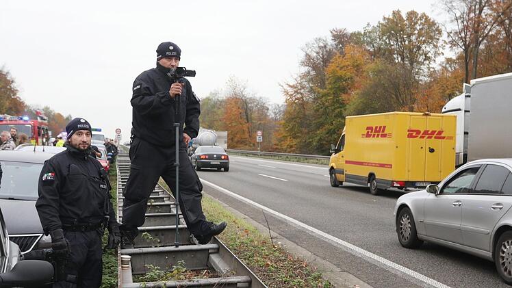 Passiert ein Unfall, ist dieses Bild mittlerweile Alltag. Die jeweilige Polizei filmt die vorbeifahrenden Autos, um festzuhalten, ob Gaffer die Unfallopfer filmen. Symbolbild: Christoph Reichwein/dpa