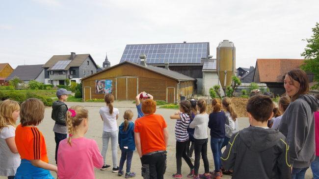 Bianca Appel gewährte den Kindern einen Einblick in den Bauernhof mit Biogasanlage.