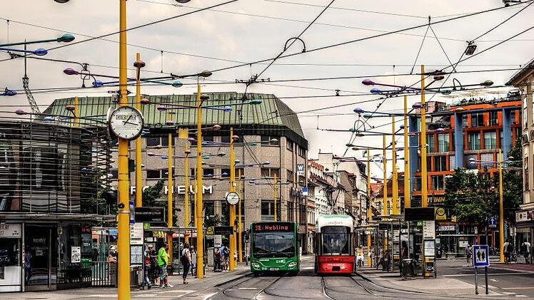 Schwerer Unfall in Köln am Mittwochmittag: Eine Straßenbahn krachte in ein Taxi. Der Taxifahrer wurde dabei schwer verletzt. Die Polizei sperrte den Bereich weiträumig ab.  Symbolbild: pixabay.com / TheoRivierlaan