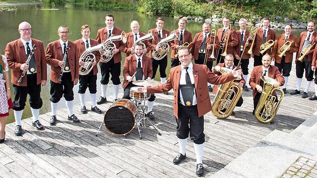 Holger M&uuml;ck und sein Orchester haben sich der Egerl&auml;nder und B&ouml;hmischen Blasmusik verschrieben. Foto: PR
