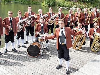 Holger Mück und sein Orchester haben sich der Egerländer und Böhmischen Blasmusik verschrieben. Foto: PR