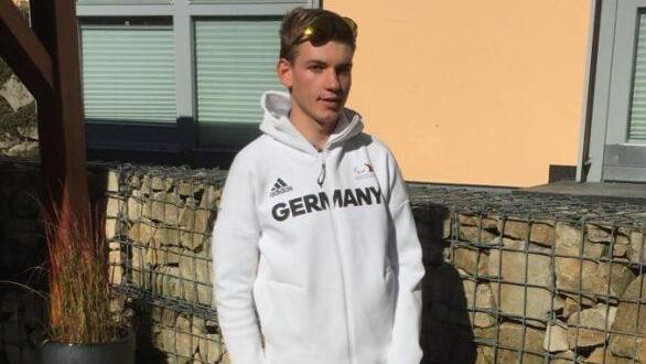Maximilian J&auml;ger mit seinem schweren Radkoffer und dem vollen Rucksack, die er auf der Fahrt mit sich f&uuml;hrte. Foto: Thomas J&auml;ger