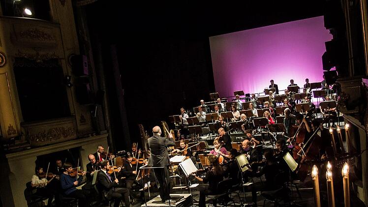 Impressionen vom Mitmachkonzert im Landestheater Coburg: Wenn junge Talente gemeinsam mit Profis auftreten.Foto: Jochen Berger